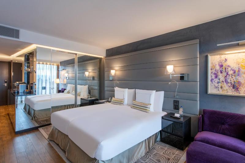 Deluxe Double Room with Park View image 3