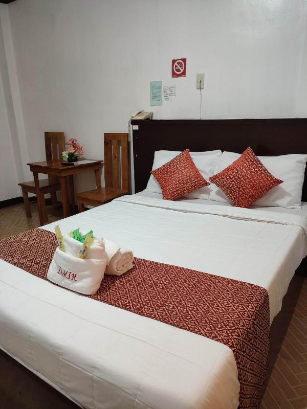 Standard Twin Room image 1