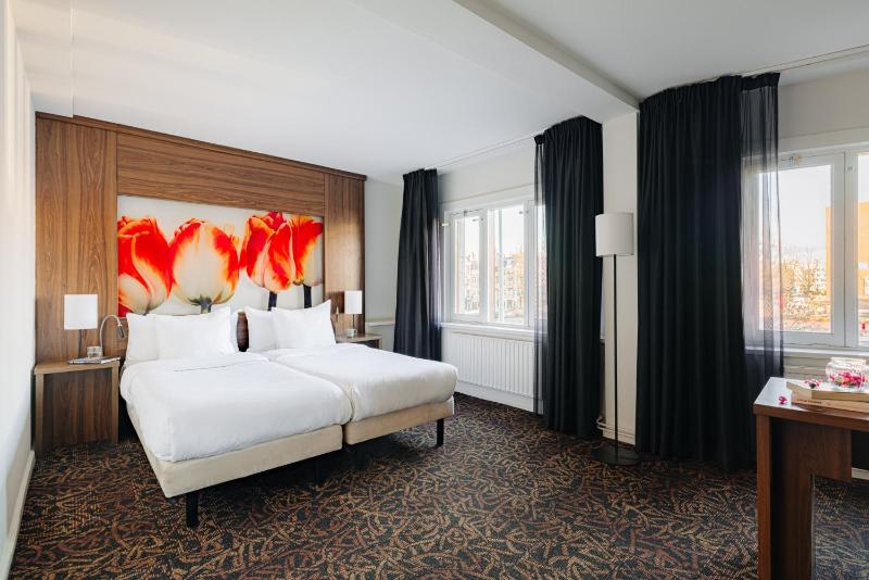 Standard Twin Room with Canal View image 4