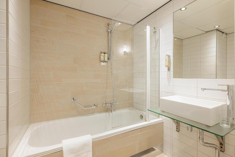 Standard Twin Room image 1