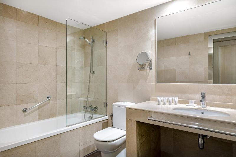 Standard King Room with Street View image 3
