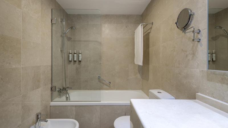 Standard King Room with Street View image 4