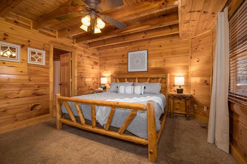Luxurious Cabin in the Great Smoky Mountains - image 18
