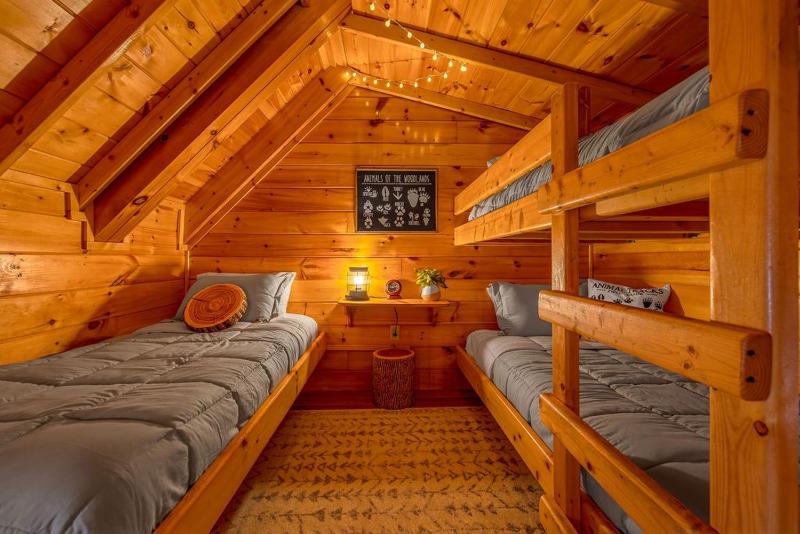 Luxurious Cabin in the Great Smoky Mountains - image 39
