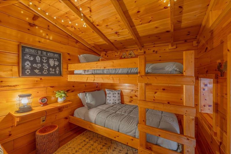 Luxurious Cabin in the Great Smoky Mountains - image 6