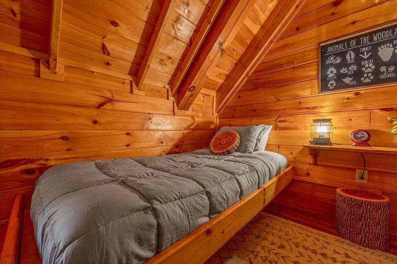 Luxurious Cabin in the Great Smoky Mountains - image 9