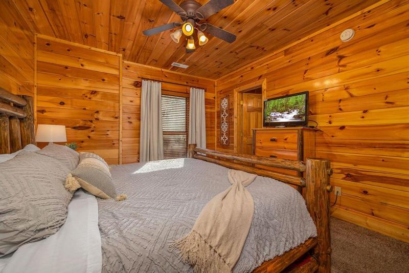 Luxurious Cabin in the Great Smoky Mountains - image 5