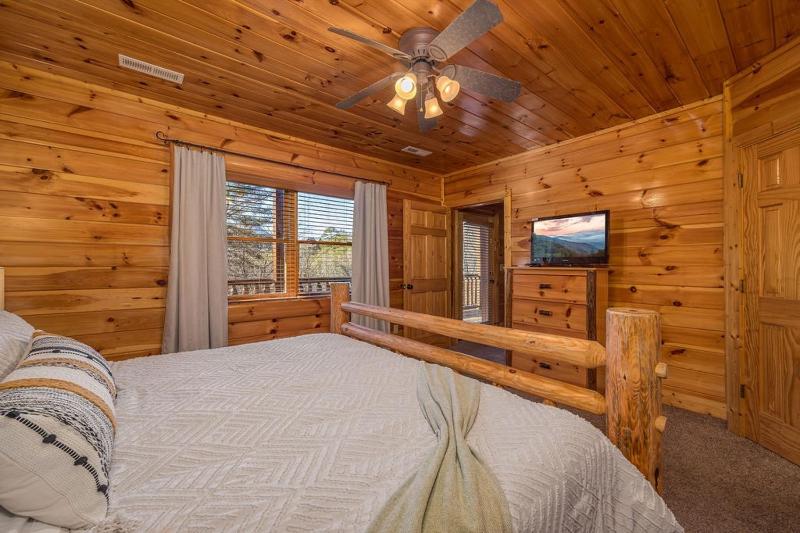 Luxurious Cabin in the Great Smoky Mountains - image 4