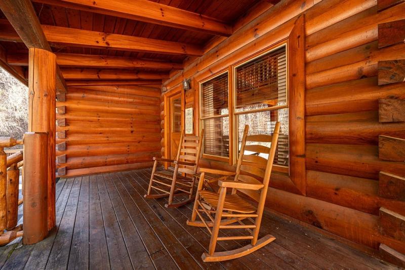 Luxurious Cabin in the Great Smoky Mountains - image 12
