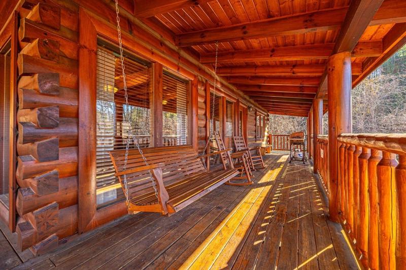 Luxurious Cabin in the Great Smoky Mountains - image 8