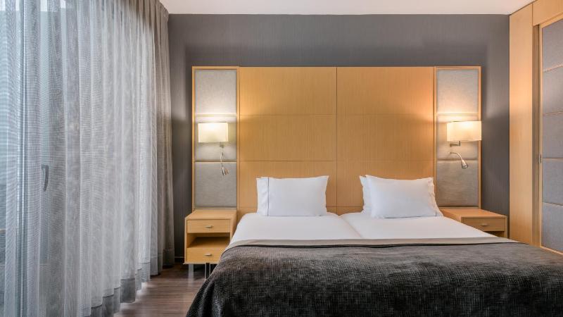 One-Bedroom Junior Twin Suite with Street View image 1