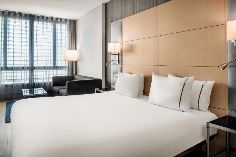 Premium Junior King Suite with Street View image 1