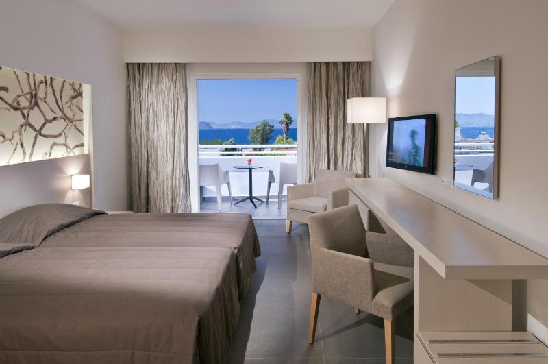 Deluxe Double or Twin Room image 3