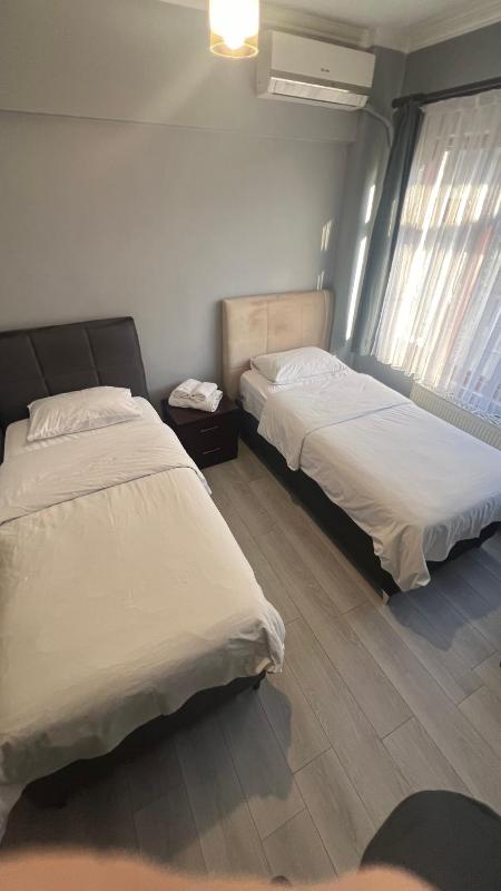 Standard Twin Room image 4