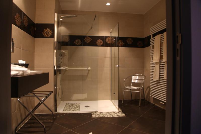 Executive Room with King Size Bed and Countryside View image 3