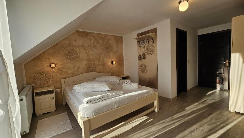 Standard Queen Room image 4
