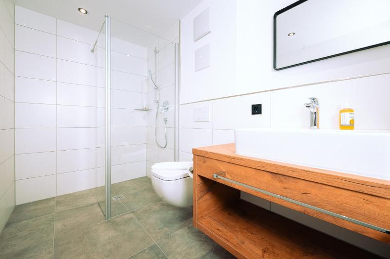 Deluxe Double Room with Balcony image 2