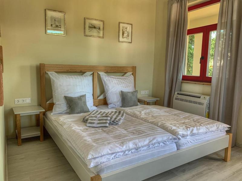 Double Room image 3