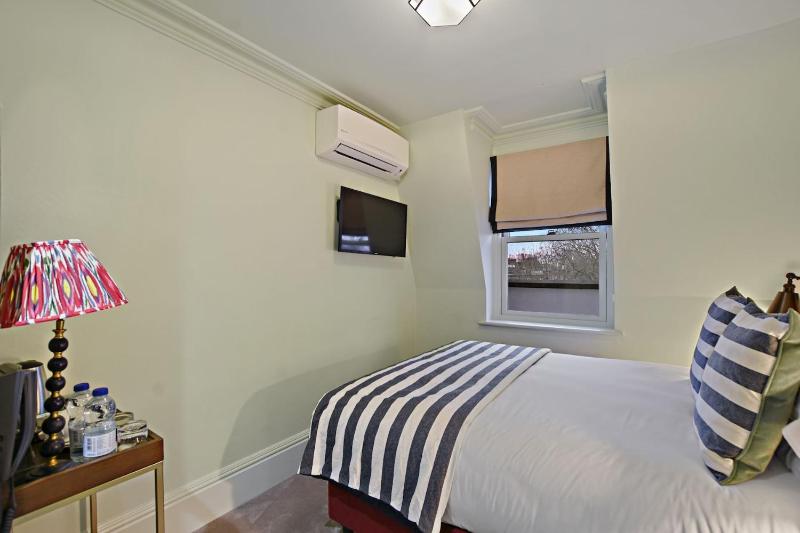 Small Double Room image 3