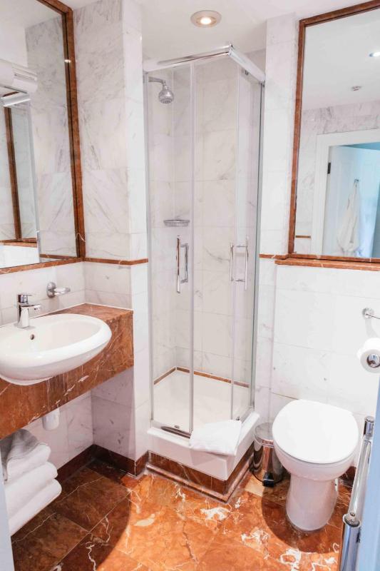 Luxury Four Poster image 2