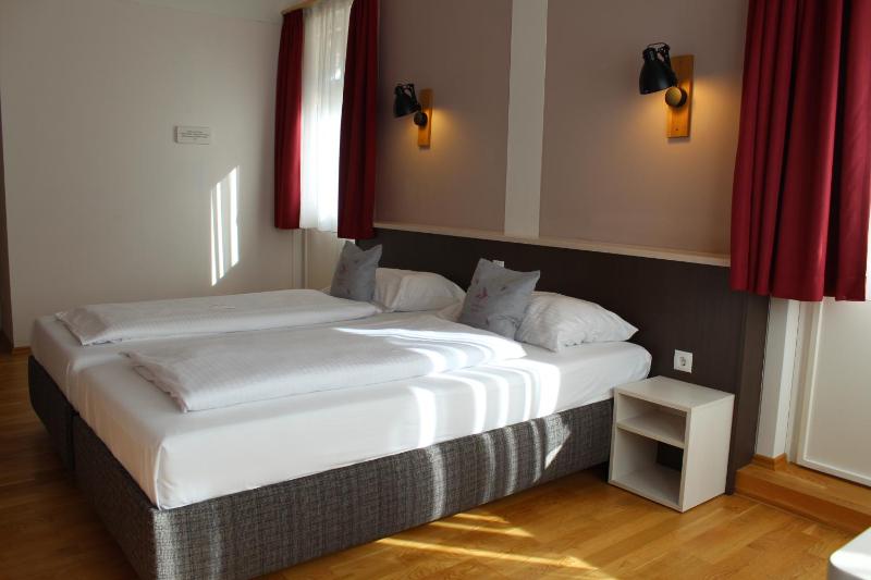 Budget Double Room image 3