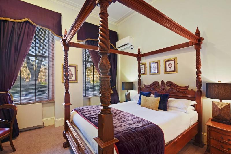 Luxury Four Poster image 1