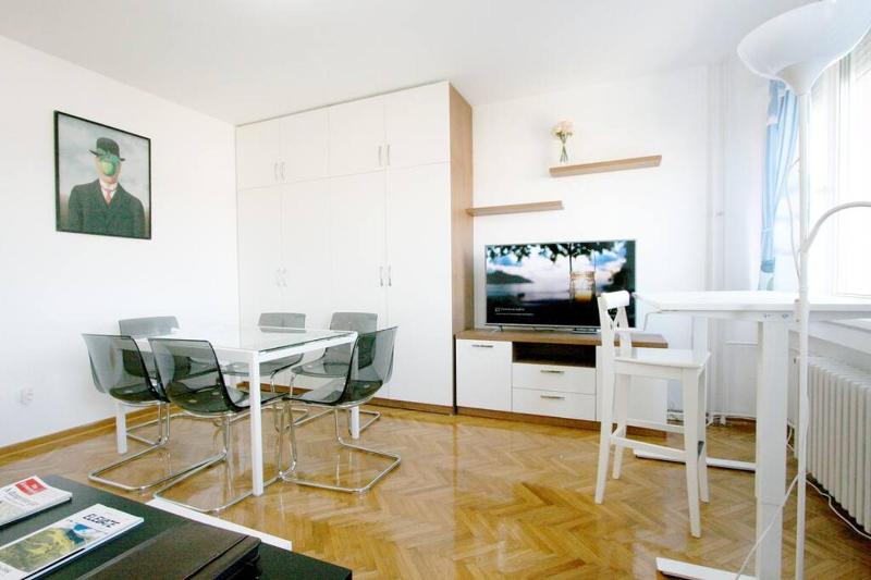 Magritte Business grade comfortable apartment. - image 15