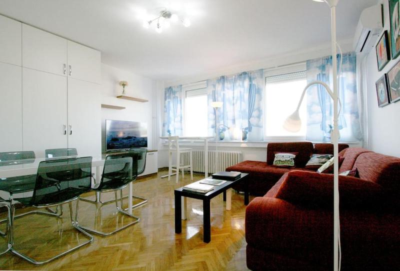 Magritte Business grade comfortable apartment. - image 11