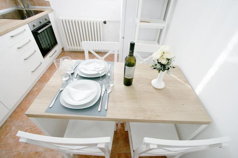 Magritte Business grade comfortable apartment. - image 2
