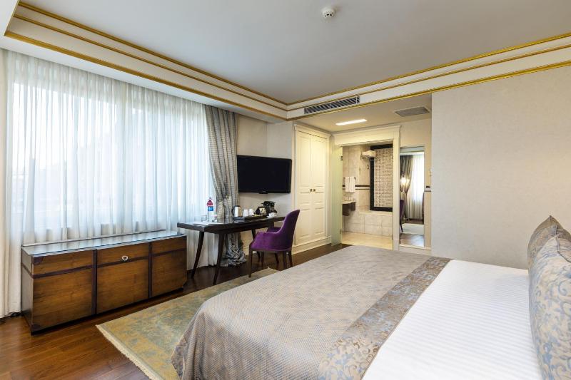 Deluxe Double or Twin Room image 1