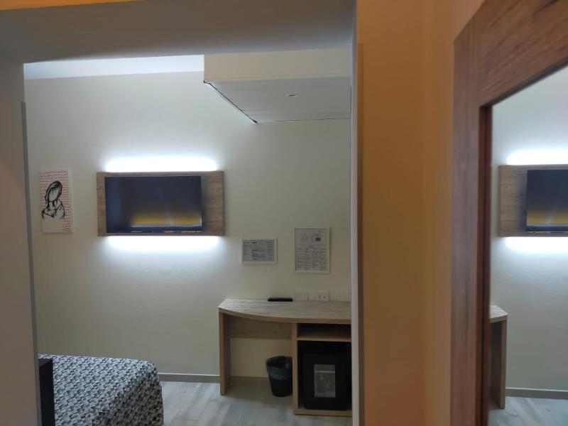 Economy Double Room image 3