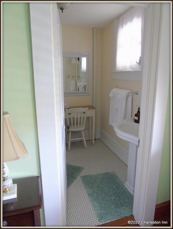 Deluxe Queen Suite image 4