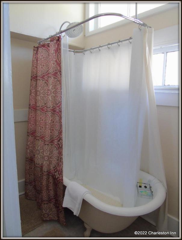 Queen Room image 4