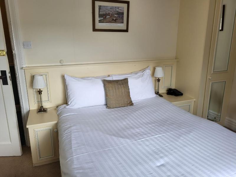 Small Double Room image 3