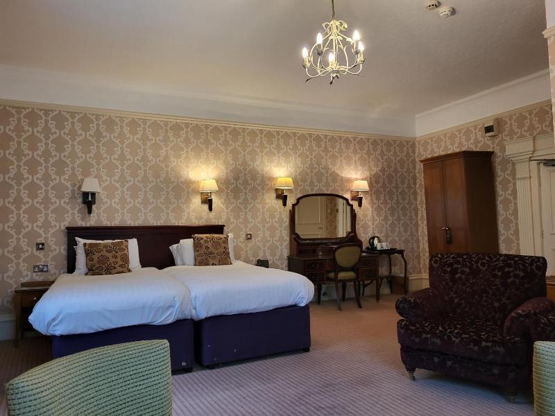 Superior Twin Room image 3