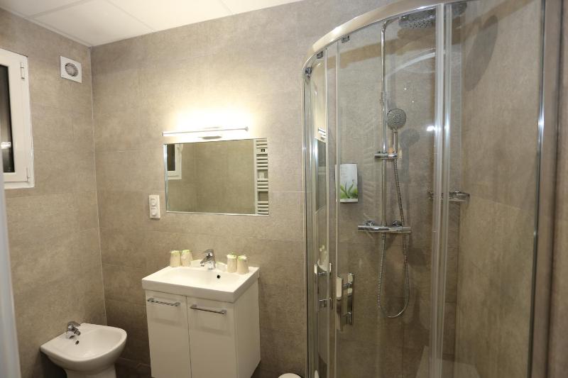 Classic Quadruple Room with window overlooking a painted wall image 2