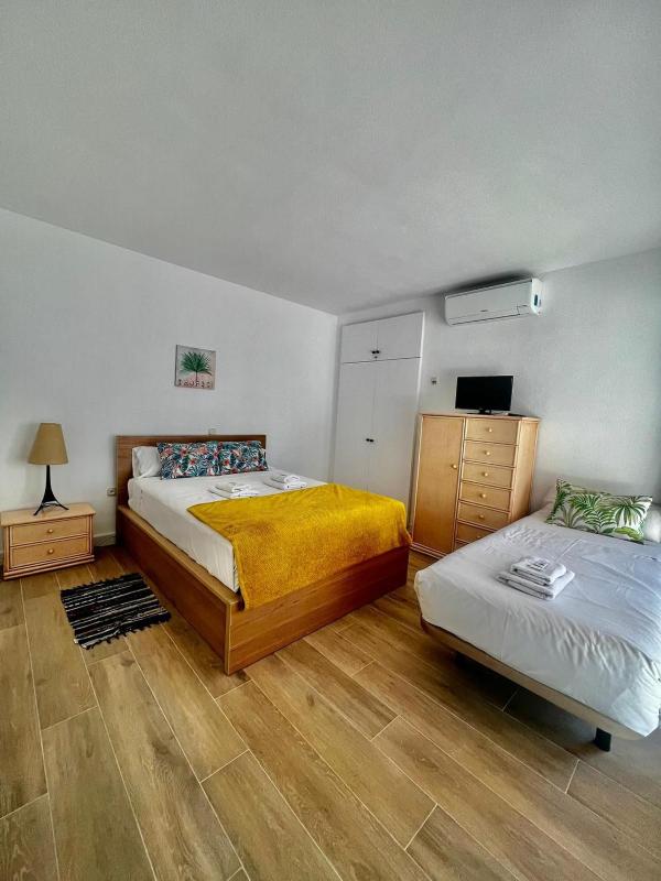 Apartment with sea views and large terrace - image 15