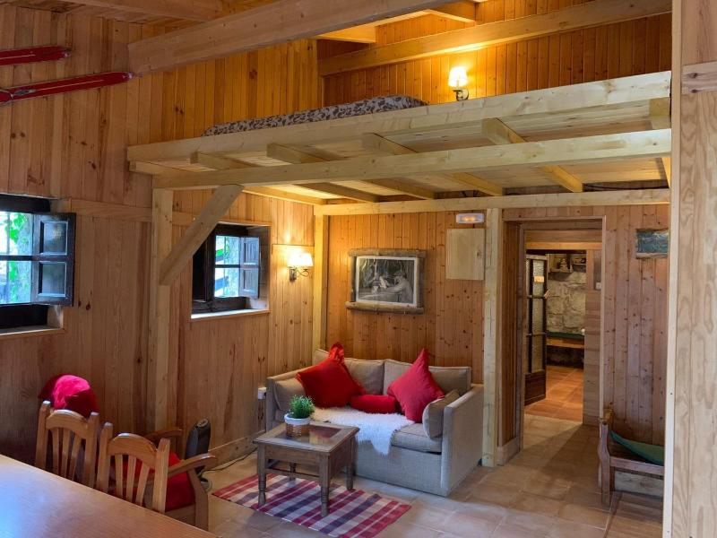 Quadruple Room with Private Bathroom image 2