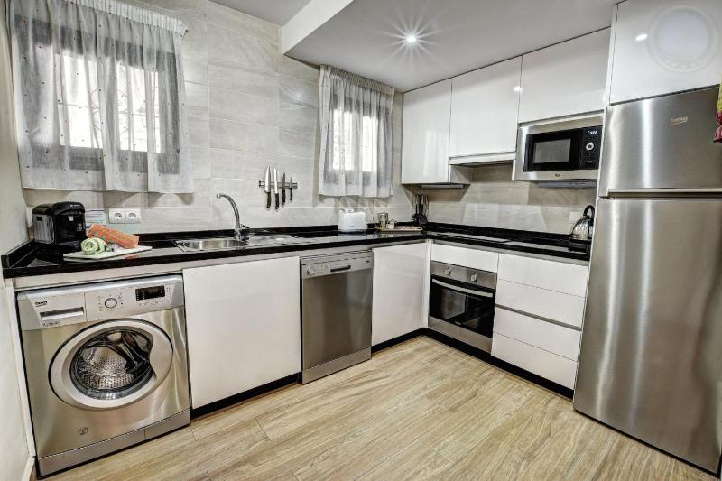 2 bedroom apartment with pool and barbecue - image 17