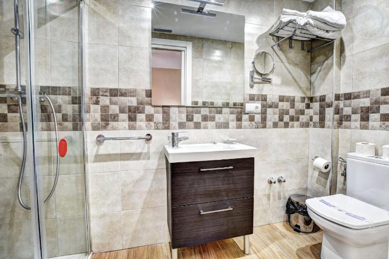 2 bedroom apartment with pool and barbecue - image 8