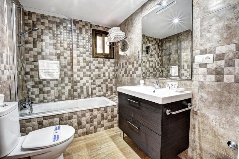 2 bedroom apartment with pool and barbecue - image 16