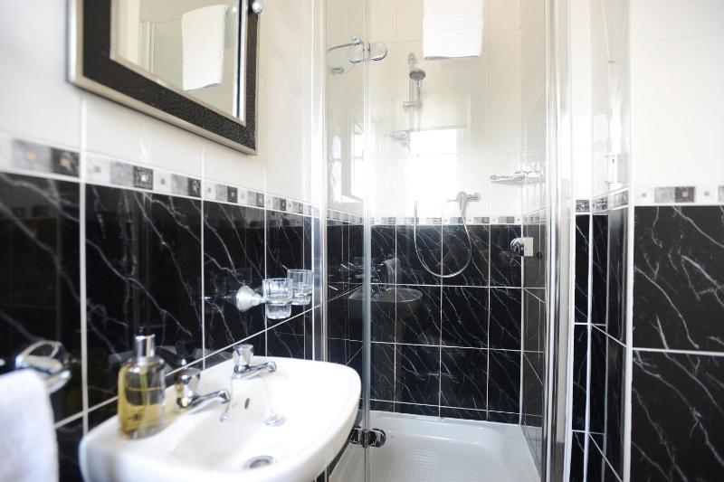 Double Room with Private Bathroom image 2