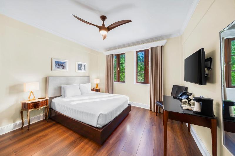Deluxe Queen Room image 1