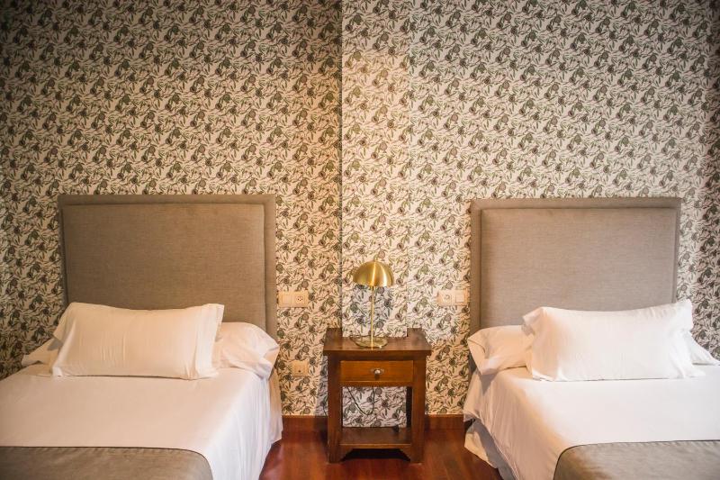 Twin Room image 3