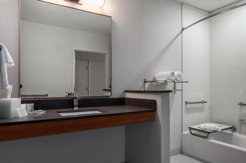 Queen Room with Two Queen Beds and Adapted Tub - Mobility and Hearing Accessible image 4