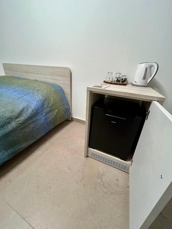 La Veranda Guest Rooms - Free Public Transport & Parking close to City Center - image 18