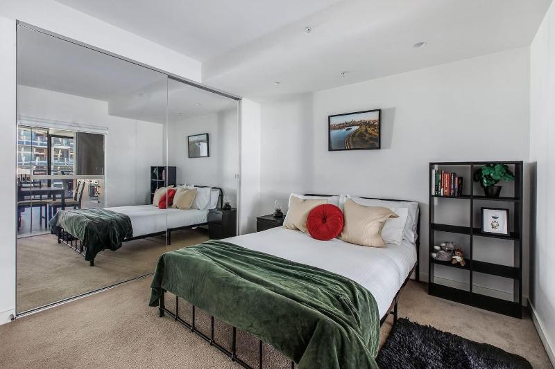 Yarra Mirage - Urban Chic meets Cosy Retreat - image 11