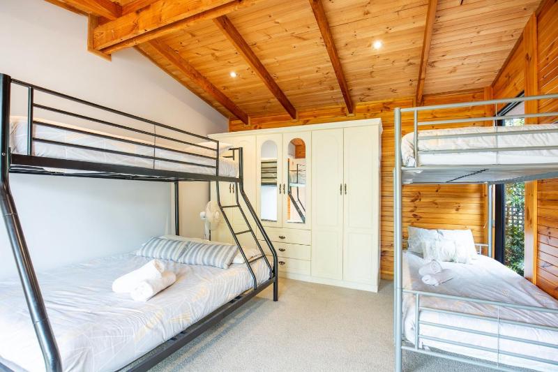 Hidden Orchard - Pet Friendly - 4 Mins Walk to Beach - image 17