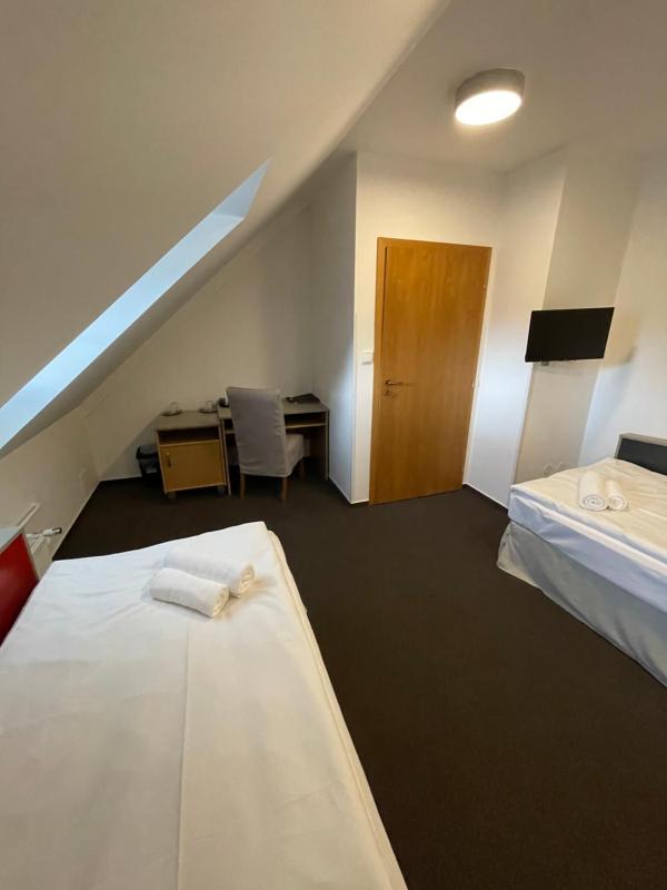Deluxe Twin Room image 3