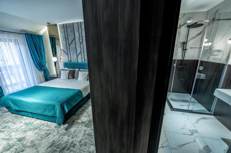 Deluxe Double or Twin Room with Pool View image 4